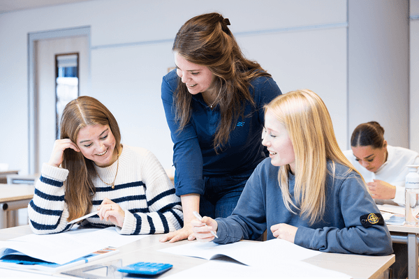 Chantal en Tina met leerling