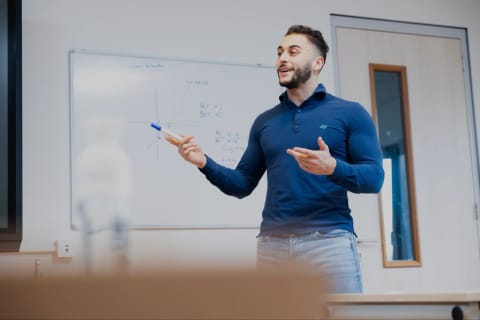 Examentrainer legt examenstof uit